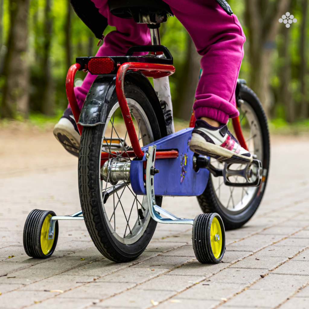 Alusão andar de bicicleta com rodinhas e os benefícios de gestão de tráfego profissional